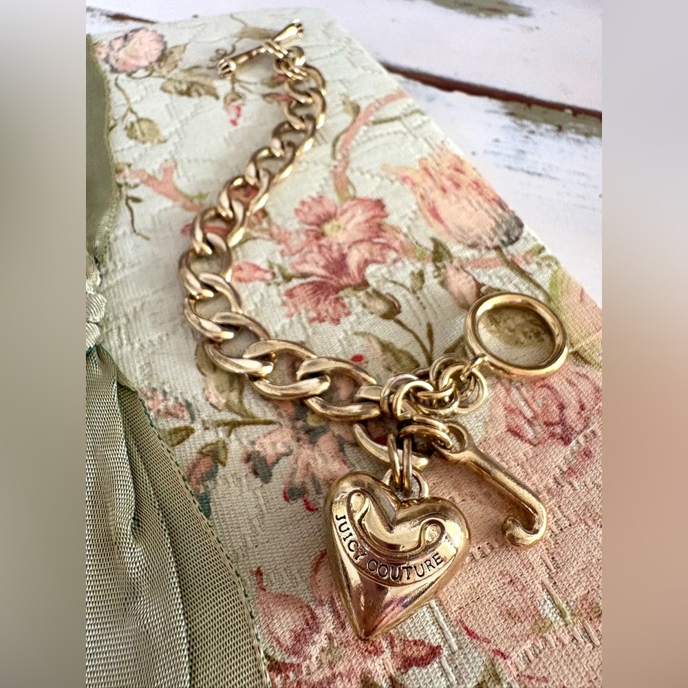 EUC Y2K Vintage Iconic Juicy Couture Gold Tone Heart Starter Charm Bracelet